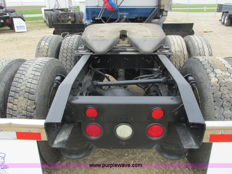 image for item K4682 2000 Freightliner FLD112 semi truck