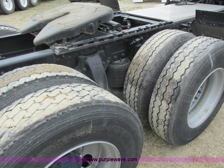 image for item K4682 2000 Freightliner FLD112 semi truck