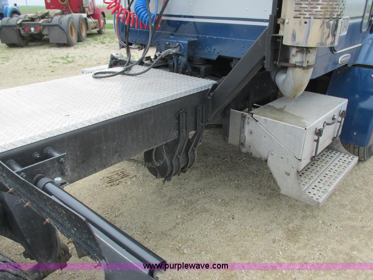 image for item K4682 2000 Freightliner FLD112 semi truck