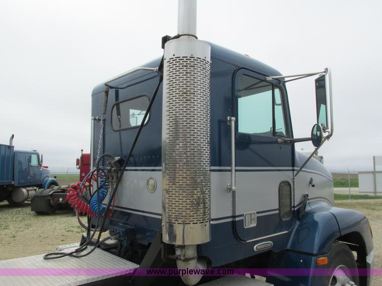 image for item K4682 2000 Freightliner FLD112 semi truck