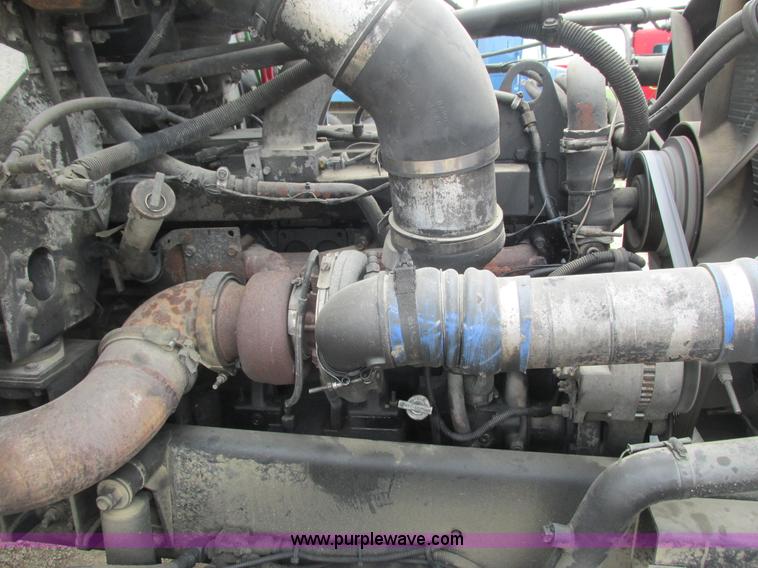 image for item K4682 2000 Freightliner FLD112 semi truck