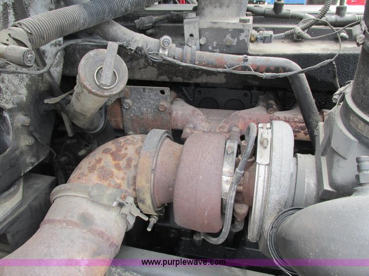 image for item K4682 2000 Freightliner FLD112 semi truck