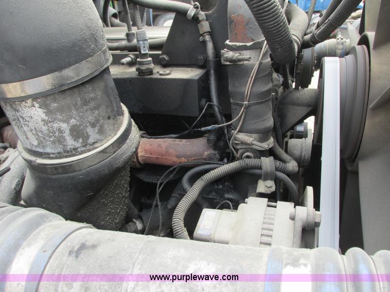 image for item K4682 2000 Freightliner FLD112 semi truck