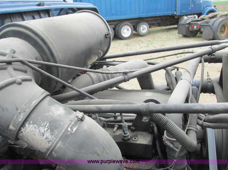 image for item K4682 2000 Freightliner FLD112 semi truck