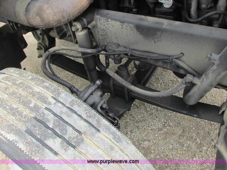 image for item K4682 2000 Freightliner FLD112 semi truck