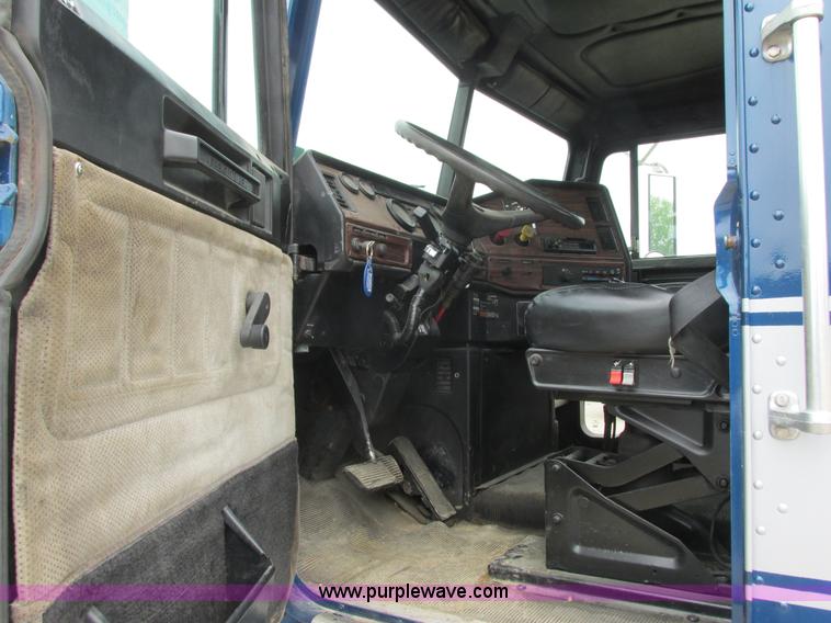 image for item K4682 2000 Freightliner FLD112 semi truck