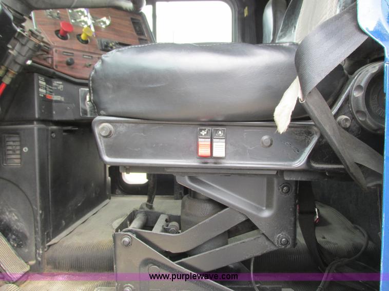 image for item K4682 2000 Freightliner FLD112 semi truck