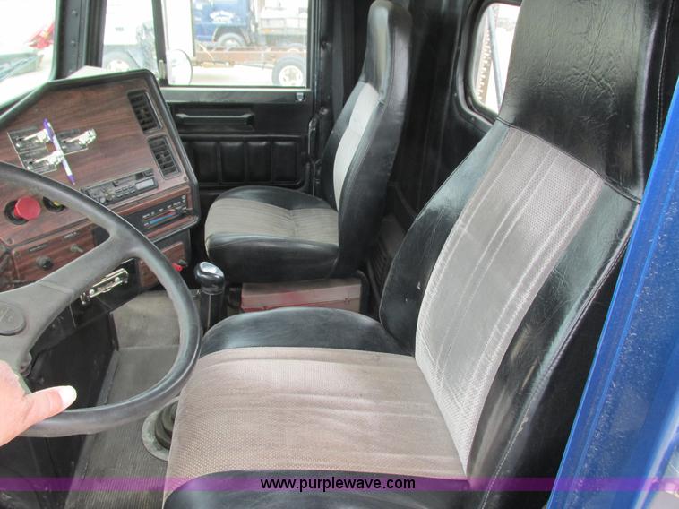 image for item K4682 2000 Freightliner FLD112 semi truck