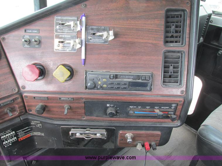 image for item K4682 2000 Freightliner FLD112 semi truck