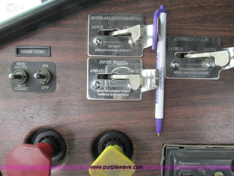 image for item K4682 2000 Freightliner FLD112 semi truck