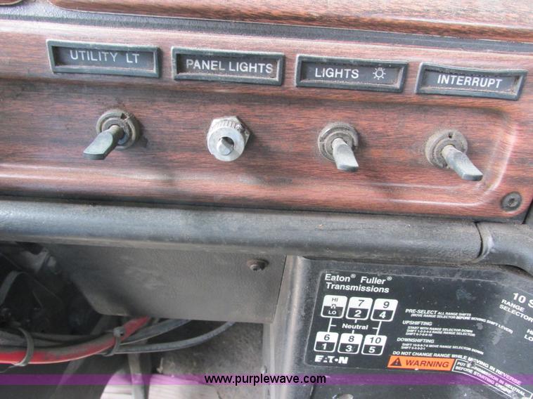 image for item K4682 2000 Freightliner FLD112 semi truck