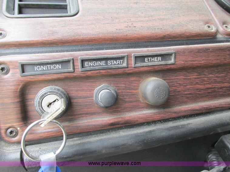 image for item K4682 2000 Freightliner FLD112 semi truck