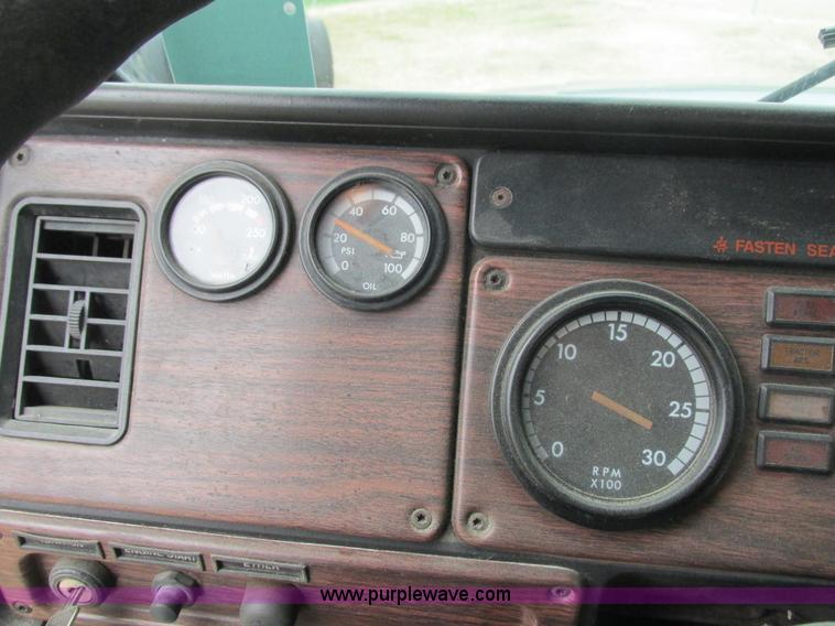 image for item K4682 2000 Freightliner FLD112 semi truck