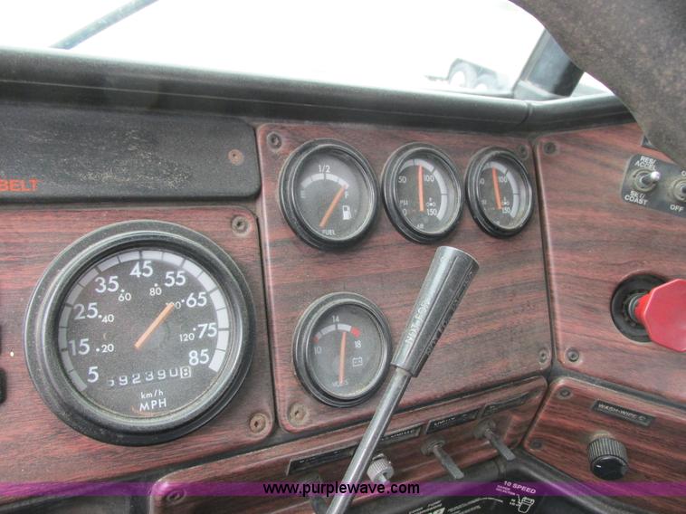 image for item K4682 2000 Freightliner FLD112 semi truck