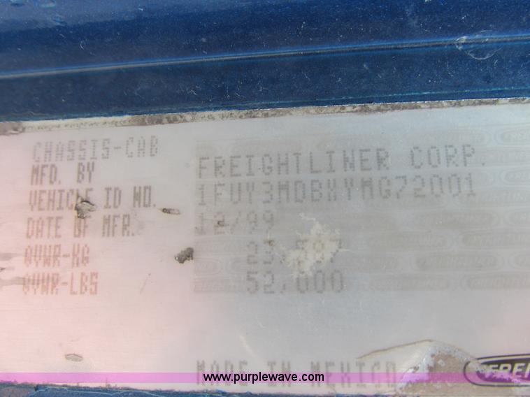 image for item K4682 2000 Freightliner FLD112 semi truck