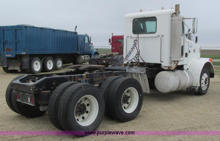 image for item K4683 1999 Peterbilt 357 semi truck
