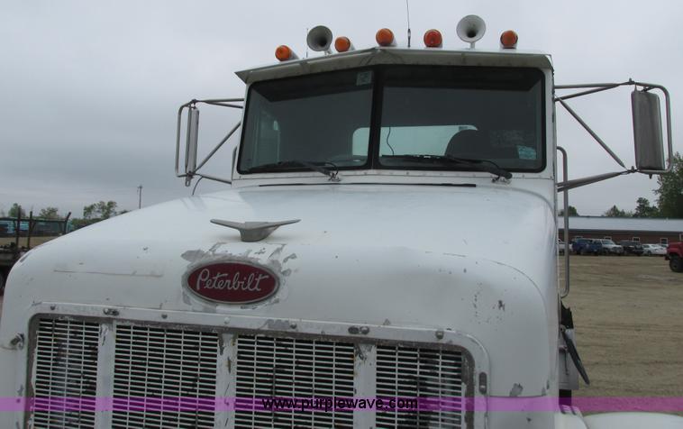 image for item K4683 1999 Peterbilt 357 semi truck