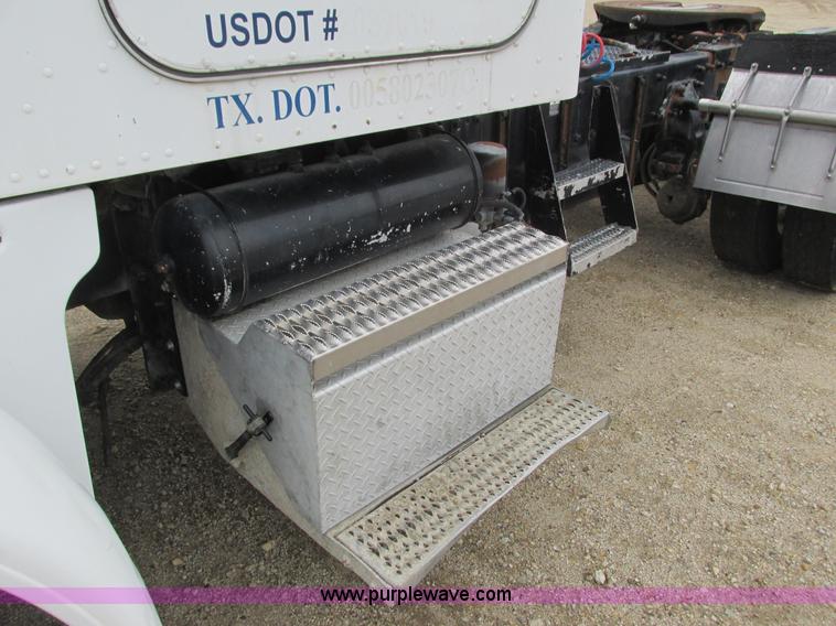 image for item K4683 1999 Peterbilt 357 semi truck