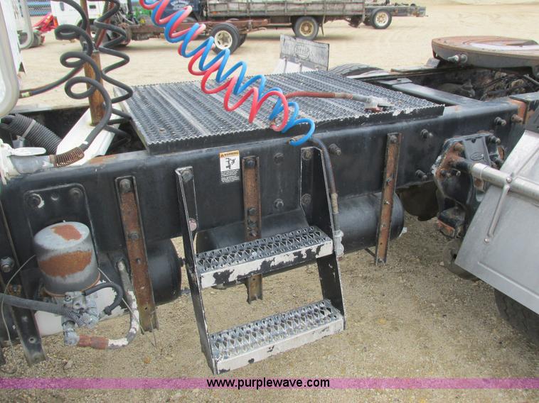 image for item K4683 1999 Peterbilt 357 semi truck