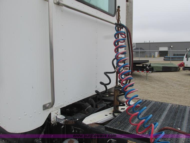 image for item K4683 1999 Peterbilt 357 semi truck