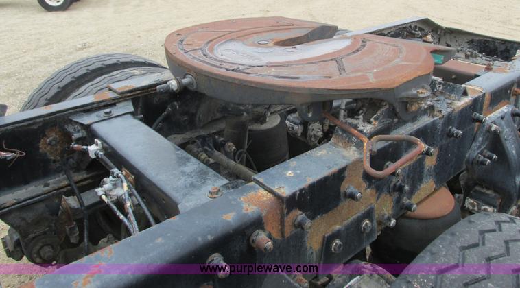 image for item K4683 1999 Peterbilt 357 semi truck