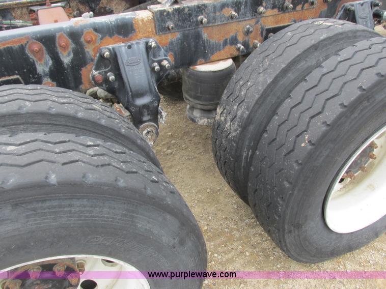 image for item K4683 1999 Peterbilt 357 semi truck