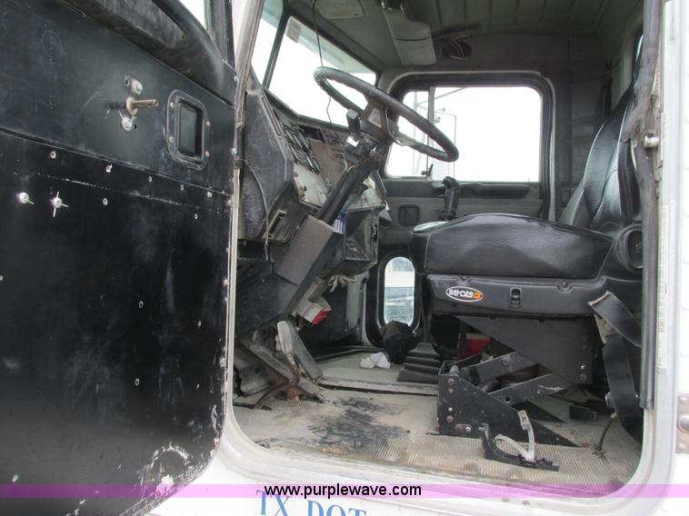 image for item K4683 1999 Peterbilt 357 semi truck