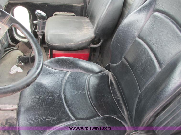 image for item K4683 1999 Peterbilt 357 semi truck