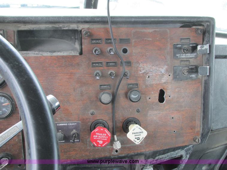 image for item K4683 1999 Peterbilt 357 semi truck