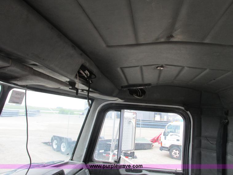 image for item K4683 1999 Peterbilt 357 semi truck