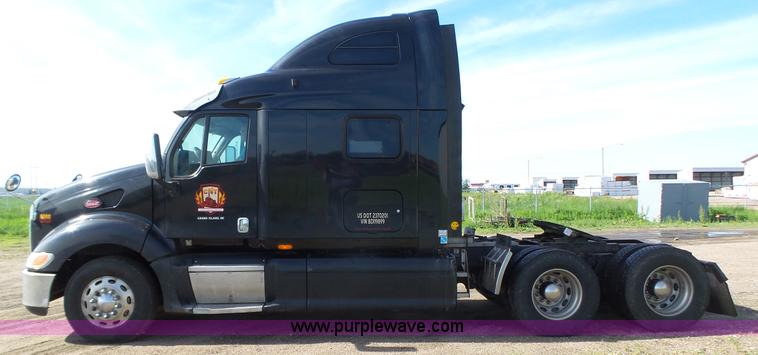 image for item K8304 2011 Peterbilt 387 semi truck