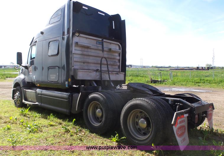 image for item K8304 2011 Peterbilt 387 semi truck