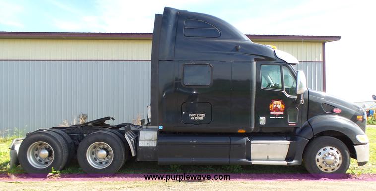 image for item K8304 2011 Peterbilt 387 semi truck