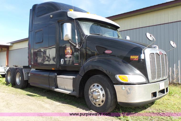 image for item K8304 2011 Peterbilt 387 semi truck