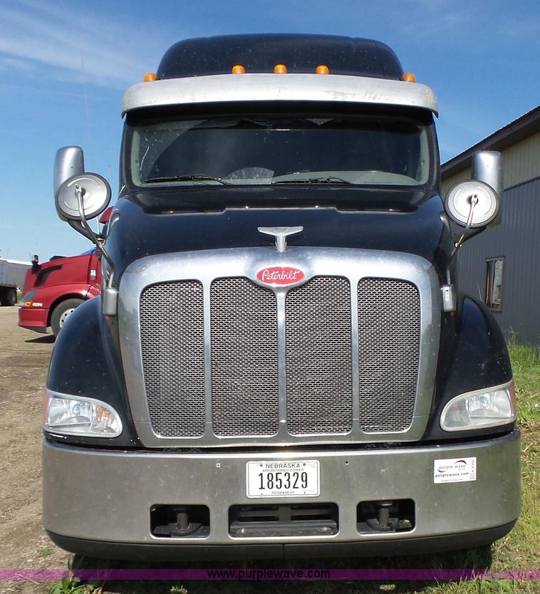image for item K8304 2011 Peterbilt 387 semi truck