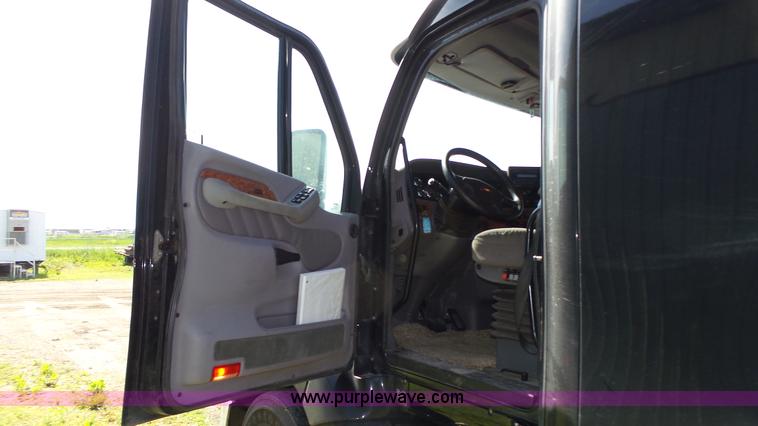 image for item K8304 2011 Peterbilt 387 semi truck