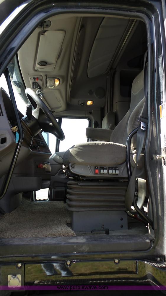 image for item K8304 2011 Peterbilt 387 semi truck