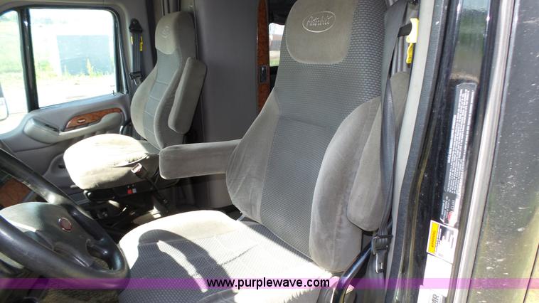 image for item K8304 2011 Peterbilt 387 semi truck