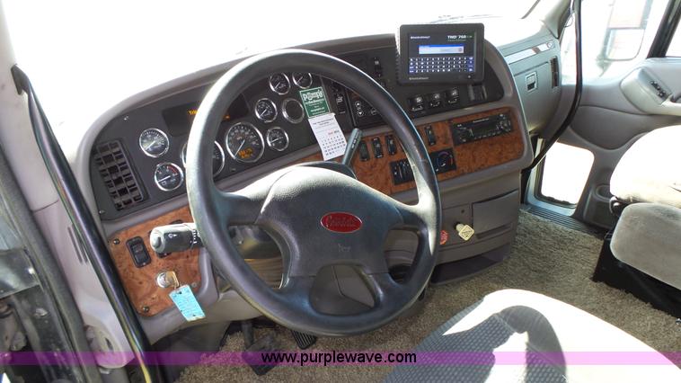image for item K8304 2011 Peterbilt 387 semi truck