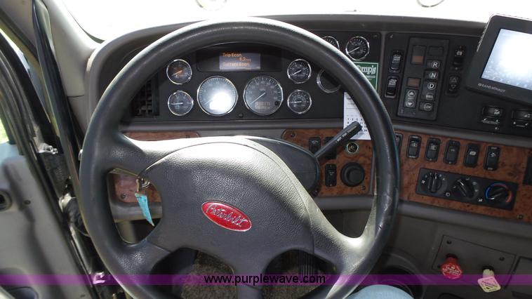 image for item K8304 2011 Peterbilt 387 semi truck