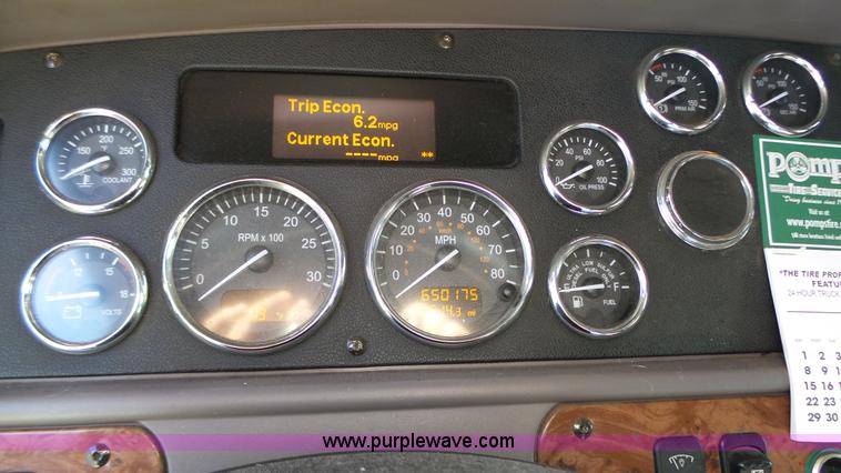 image for item K8304 2011 Peterbilt 387 semi truck