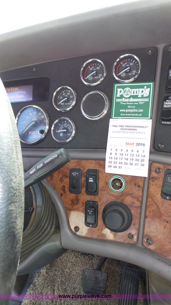 image for item K8304 2011 Peterbilt 387 semi truck