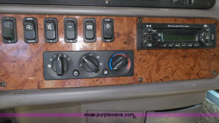 image for item K8304 2011 Peterbilt 387 semi truck