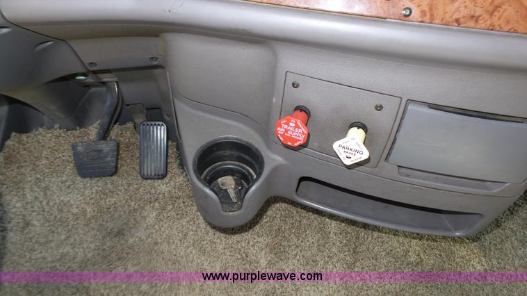 image for item K8304 2011 Peterbilt 387 semi truck