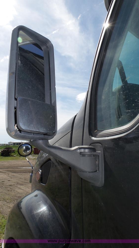 image for item K8304 2011 Peterbilt 387 semi truck