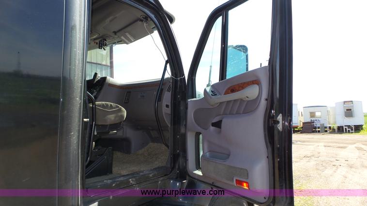 image for item K8304 2011 Peterbilt 387 semi truck