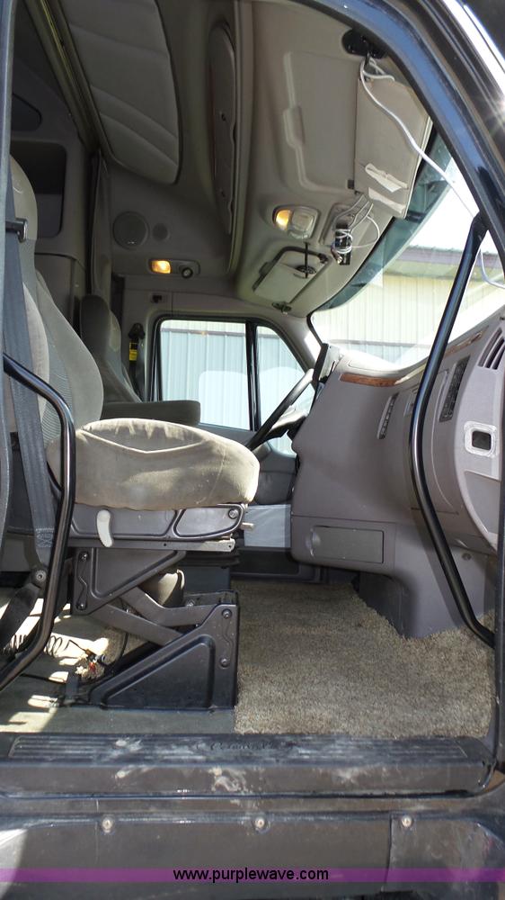 image for item K8304 2011 Peterbilt 387 semi truck