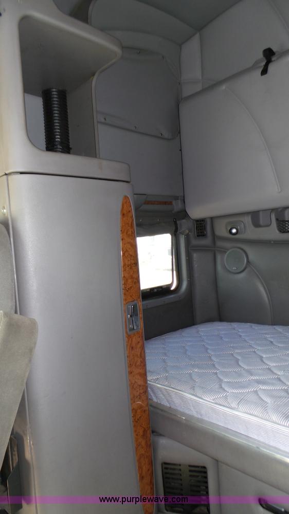 image for item K8304 2011 Peterbilt 387 semi truck