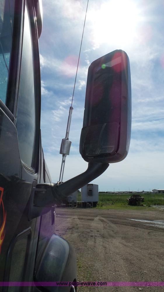 image for item K8304 2011 Peterbilt 387 semi truck