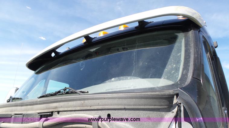 image for item K8304 2011 Peterbilt 387 semi truck